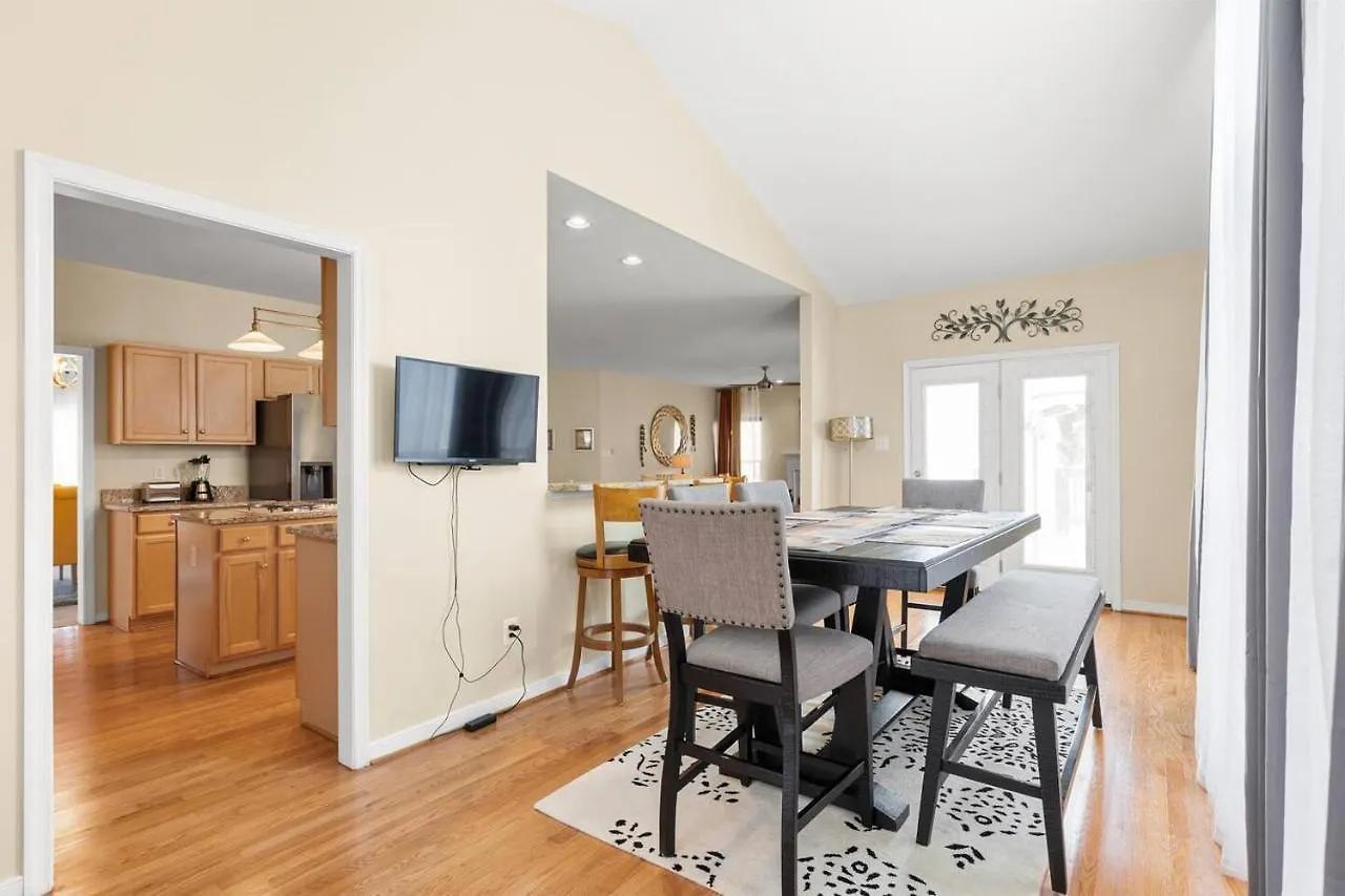 Royal Retreat: Luxurious House With 4 King Beds! Villa Richmond United States