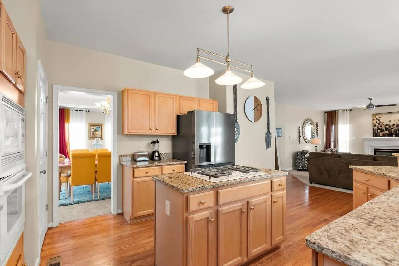 Royal Retreat: Luxurious House With 4 King Beds! Villa Richmond 0*,  United States